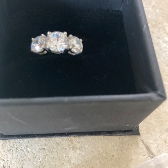 Ring 3.27 Ct Colorless Round 925+ simulated stone. 3-Stone Ring Size 6 - Picture 3 of 9